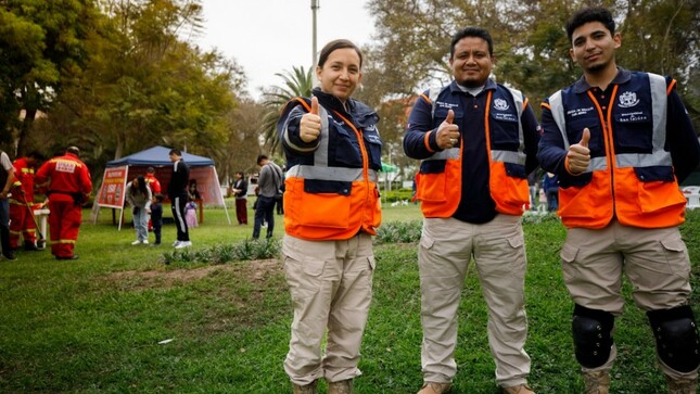 Como cada mes, la Municipalidad de San Isidro realiza actividades para fomentar la prevención y respuesta ante cualquier situación de emergencia en el distrito, capacitando constantemente a sus vecinos y brindando las herramientas necesarias en gestión de riesgos de desastres.

En lo que va de este mes de noviembre, hemos realizado un simulacro multipeligro en la Residencial Santa Cruz, contando con participación de los vecinos, quienes realizaron una evacuación ordenada. También tuvimos la presencia de personal de bomberos, ambulancia municipal y PNP, quienes desarrollaron simulaciones de rescates a heridos.

Asimismo, está próxima a realizarse la clausura del sexto Curso de Brigadistas Comunitarios de Defensa Civil, con la entrega de distintivos y diplomas a los vecinos que culminarán el curso satisfactoriamente, ya encontrándose capacitados en variados temas como plan de evacuación, tipos de fuego ante incendios, uso de extintores, primeros auxilios, entre otros.

De igual forma, reforzando aún más los protocolos de acción en la emblemática Residencial Santa Cruz, este viernes 19 de 2 a 4 p.m., realizaremos una Charla de Seguridad Ciudadana y Gestión de Riesgos, donde se darán alcances sobre las acciones del Serenazgo Municipal e información sobre puntos seguros en la zona.