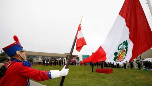 En conmemoración al aniversario de la primera batalla de la Independencia del Perú y de toda Hispanoamérica, denominada la Batalla de Sangarará, la Municipalidad de San Isidro izó el Pabellón Nacional en un asta de 60 metros de altura, ubicada en un área de 1850 m² del Parque Bicentenario, siendo considerada como la más alta en todo el Perú.

La inauguración del asta monumental estuvo encabezada por el alcalde del distrito, el doctor Augusto Cáceres Viñas, quien describió el lugar como un santuario de la peruanidad. “Aquí, en este santuario vivo de la peruanidad, donde con orgullo podemos celebrar tener frente a nuestro mar de Grau nuestra asta monumental, nuestra bandera monumental que es la bandera del bicentenario. Bicentenario de la patria que se forjó un 18 de noviembre de 1780, con la entrega, la fuerza y la pujanza de Túpac Amaru II en aquella gloriosa batalla de Sangarará”, señaló.

Este mástil permite izar nuestro Pabellón Nacional, con una medida de 540 m² y de 190 kg de peso, para lucirlo de manera imponente en San Isidro y distritos aledaños, siendo catalogado por su altura en la categoría de monumental.

Esta estructura requirió de un sistema de elevación electrónico, el cual permite una carga de 1.5 toneladas, cuenta con un izaje de acero inoxidable y una caseta de equipamiento subterránea de concreto armado con cerramiento hermético, donde se realiza el manejo de esta ingeniería.

Por la altitud del asta, la comuna ha colocado dos balizas o señales luminosas, las cuales se ubican a 45 y 60 metros de altura respectivamente, para que de esta forma pueda ser divisada por los aviones o cualquier otro vehículo aéreo, evitando cualquier posible accidente.

Además, para enfatizar y dar mayor exposición a nuestro Pabellón Nacional, personal municipal instaló 12 reflectores, distribuidos en 4 puntos estratégicos alrededor del asta de la bandera, con un alcance de 80 metros de longitud, enfocando directamente a la bandera ubicada a 60 metros de altura.

Finalmente, como trabajos complementarios, la comuna ha instalado un depósito subterráneo, ha ejecutado la rehabilitación con adoquinado en los accesos peatonales deteriorados y ha renovado el área verde que se encuentra en los alrededores de este espacio.

Cabe recordar, en esta fecha, que la Rebelión de Túpac Amaru II, líder de la batalla de Sangarará, fue la primera gran revolución acontecida dentro del proceso emancipador que tuvo lugar en el virreinato del país, hecho que inspiró los deseos de libertad de los peruanos.