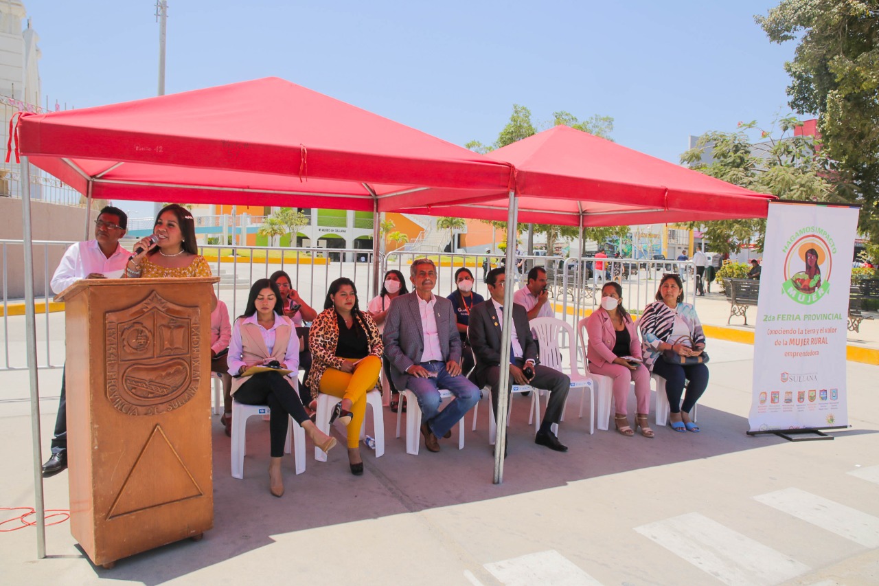 Las mujeres rurales tuvieron la oportunidad de exponer sus productos elaborados en base a leche, frutos como el coco, mango, algarroba, artesanía, entre otros, a precios accesibles para el consumo del público