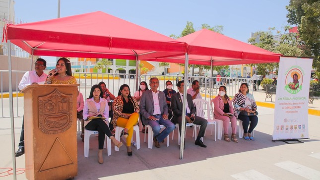 Las mujeres rurales tuvieron la oportunidad de exponer sus productos elaborados en base a leche, frutos como el coco, mango, algarroba, artesanía, entre otros, a precios accesibles para el consumo del público
