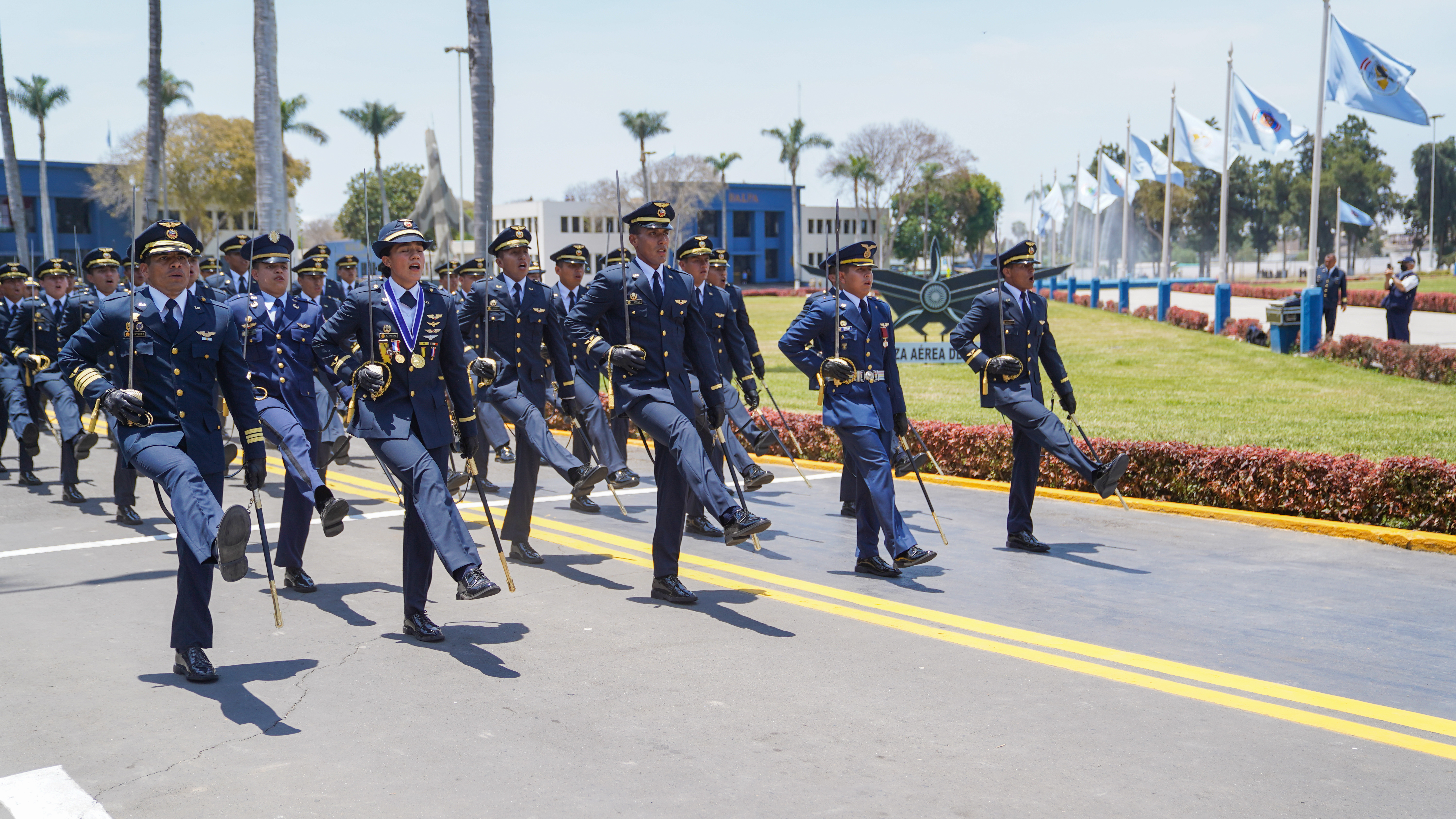 56 alféreces graduados, listos para servir al país.