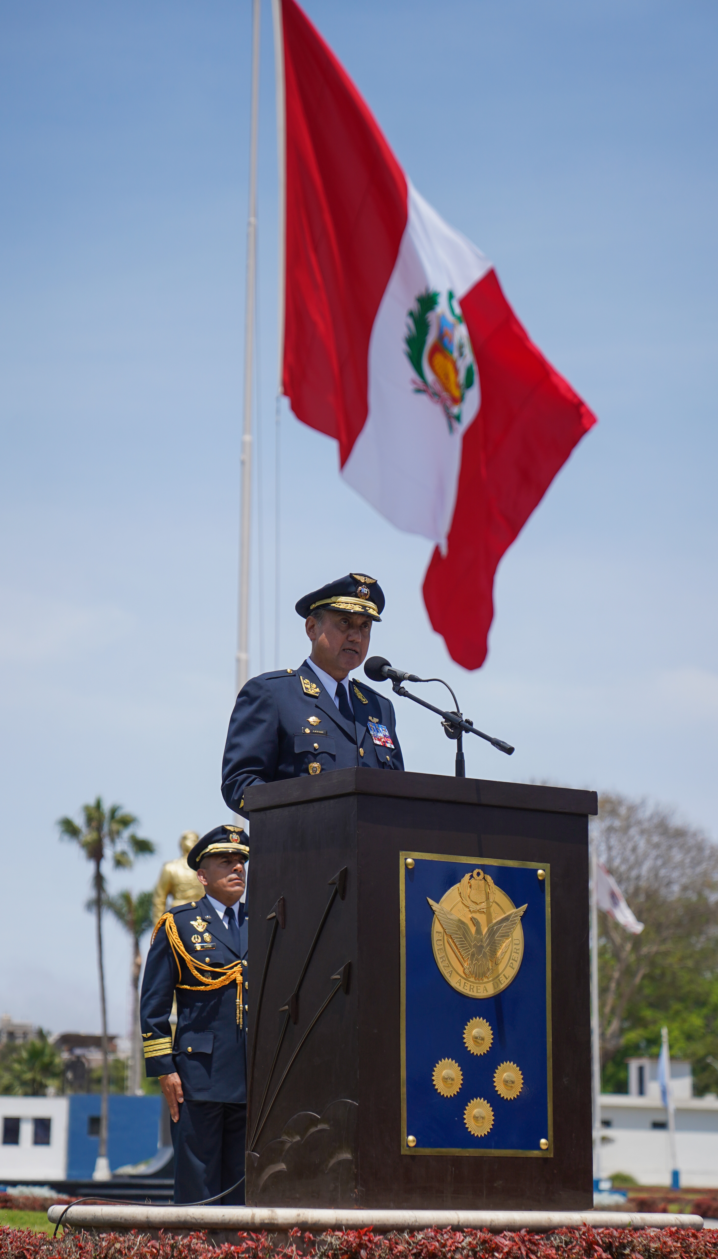 El Comandante General de la FAP, General del Aire Alfonso Artadi Saletti resaltó la excelente formación de los oficiales, basada en los valores institucionales, cuyo objetivo es defender la soberanía del país.