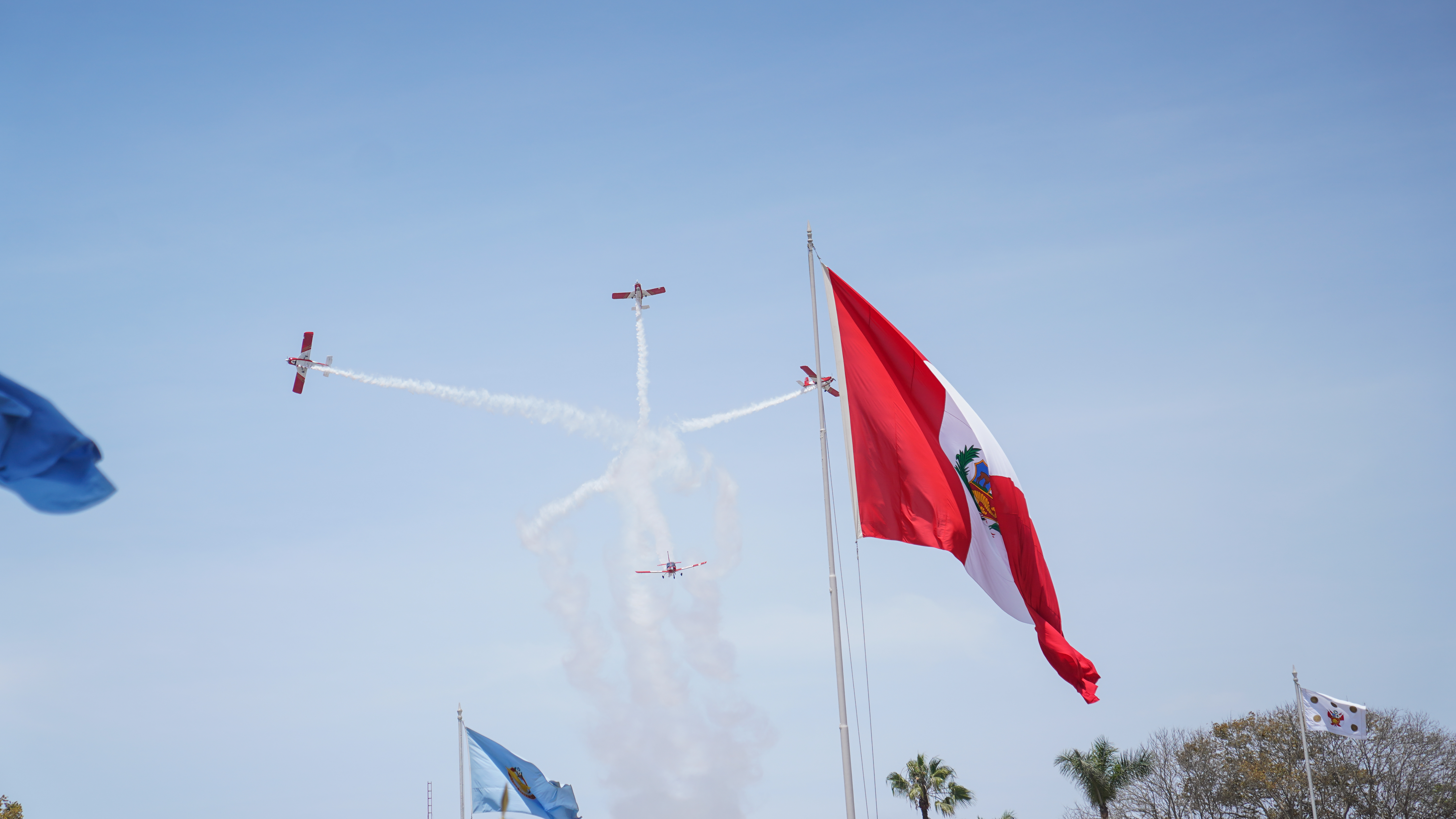 Las aeronaves surcaron el Cielo de Quiñones, dándole mayor brillo a este importante acto institucional.