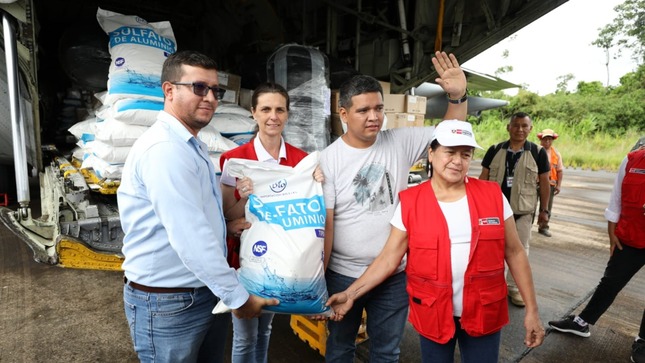 Ministras entregan insumos para potabilizar agua