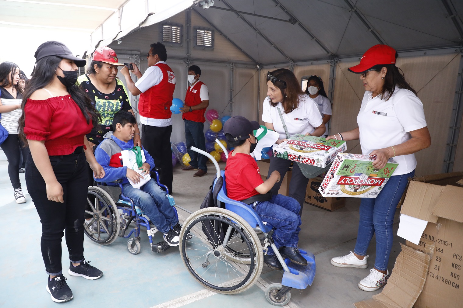 Entregan juguetes a  los niños y niñas con discapacidad en Huaycán.