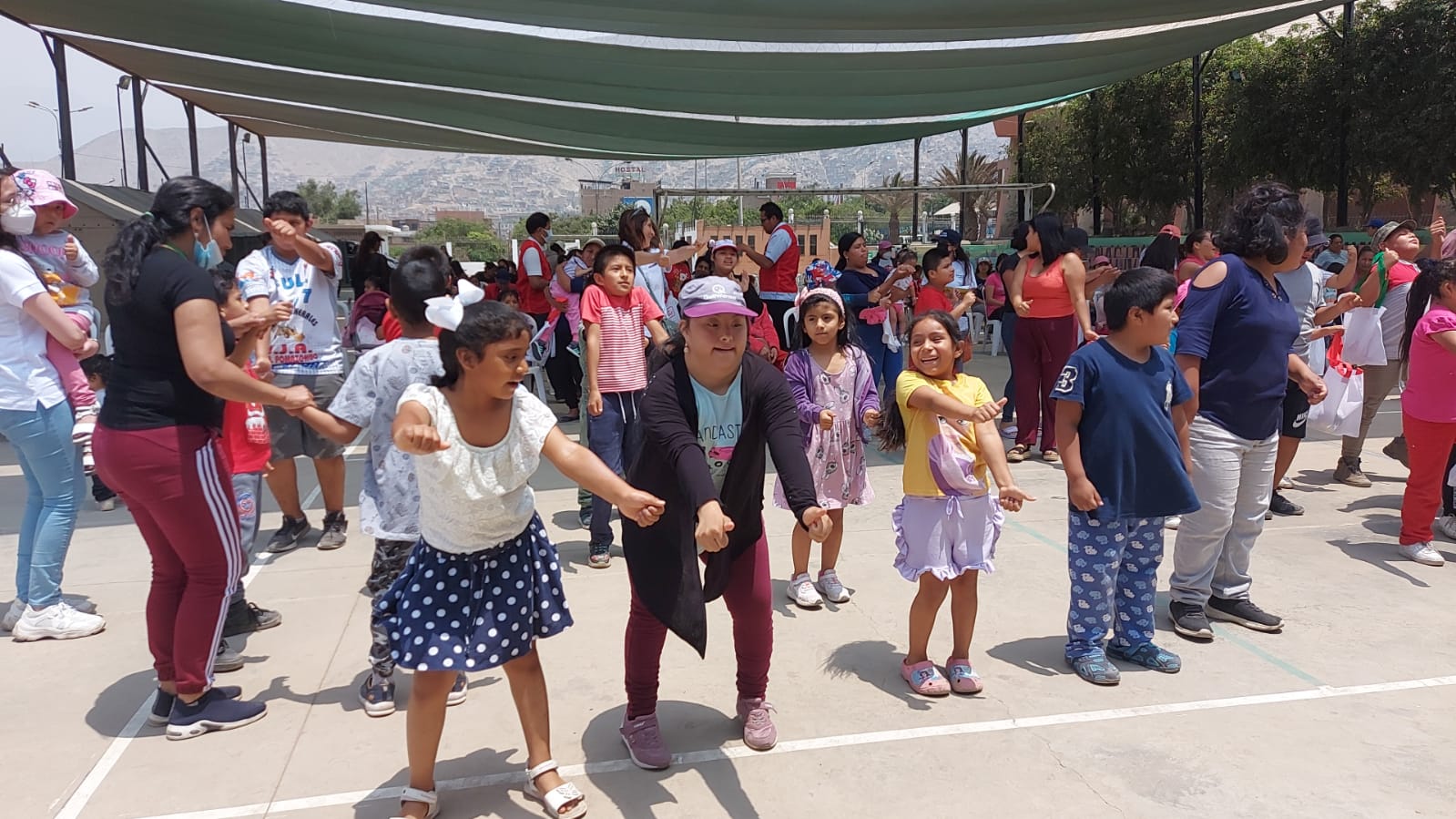 Niños y niñas con discapacidad bailan en show de baile y titeres.