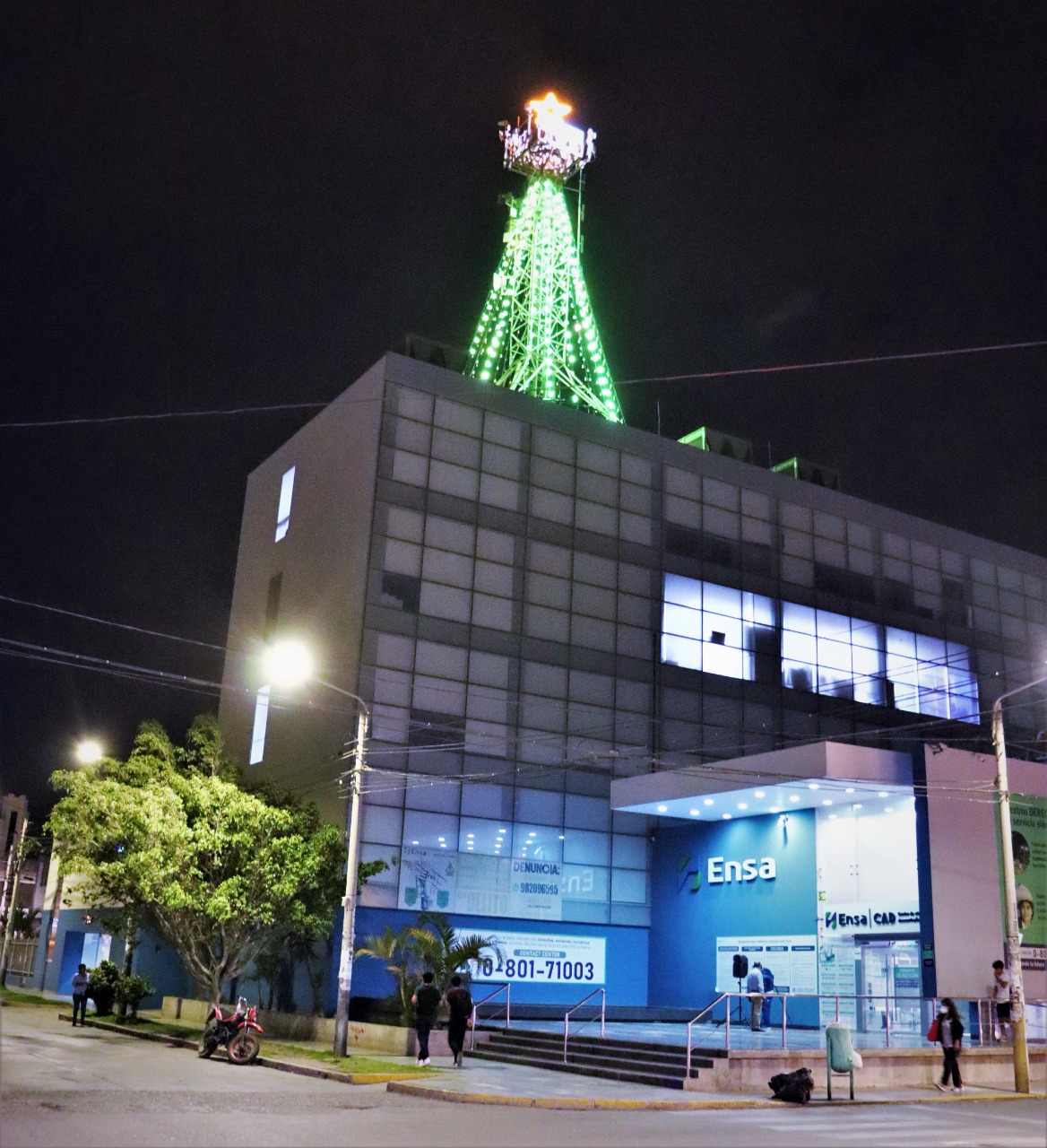 Ensa enciende árbol navideño sobre su sede principal 