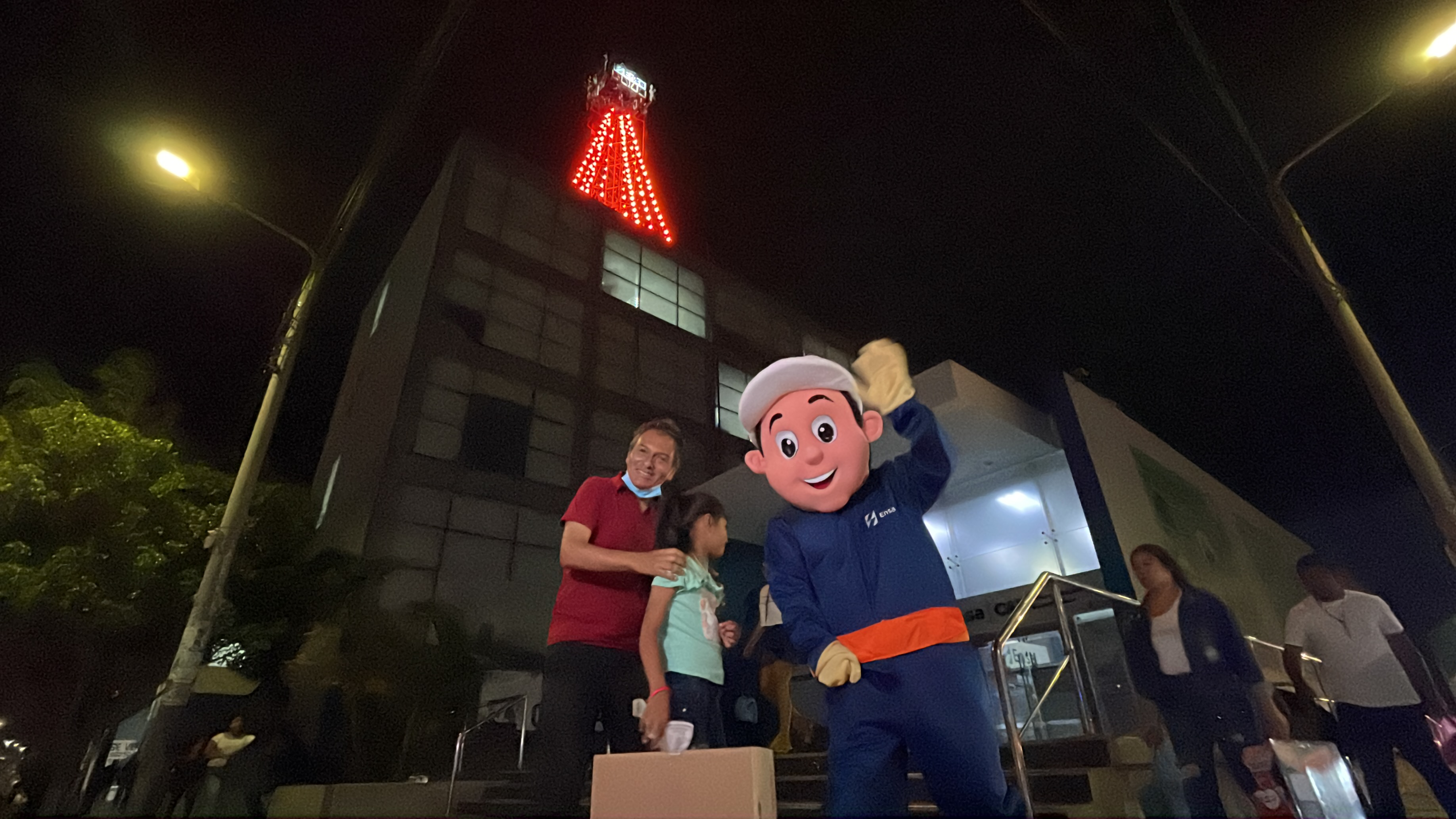 Niños se tomaron fotos con la mascota Ensito.