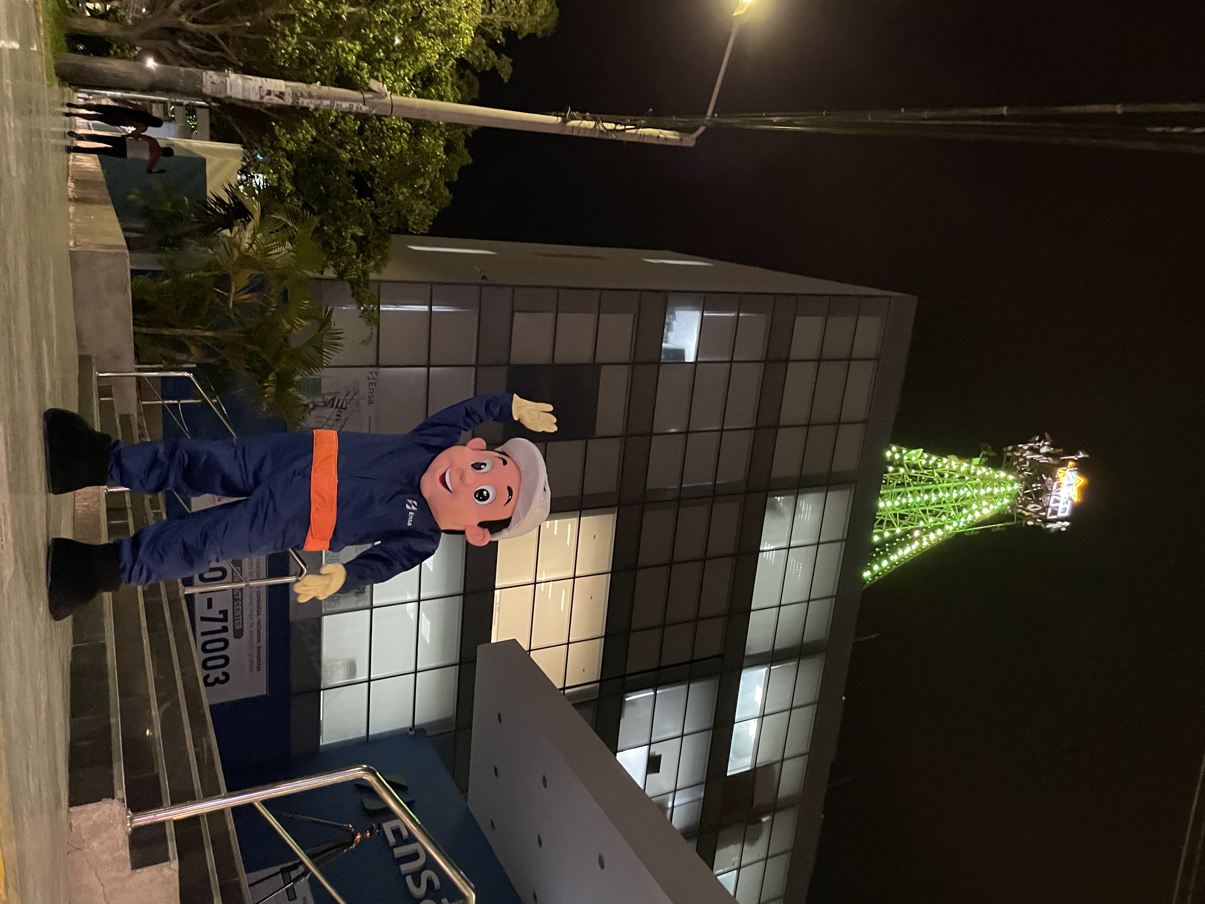 Ensito, mascota de Ensa, fue la atracción en el encendido del árbol navideño.