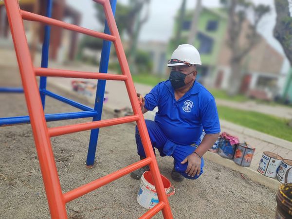 Mantenimiento al parque ubicado en la urbanización Gustavo Tello Velarde