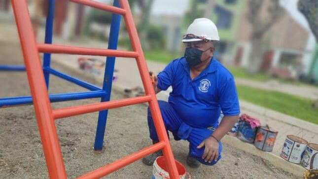 Mantenimiento al parque ubicado en la urbanización Gustavo Tello Velarde