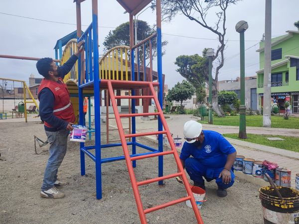 Mantenimiento al parque ubicado en la urbanización Gustavo Tello Velarde