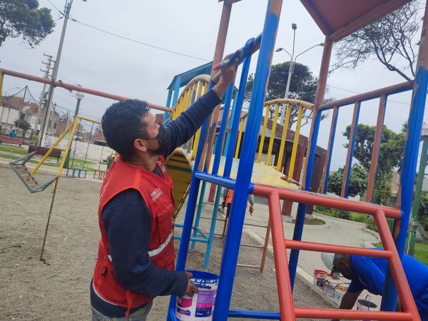 Mantenimiento al parque ubicado en la urbanización Gustavo Tello Velarde