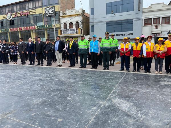 Ceremonia protocolar de Izamiento de Banderas en nuestra Plaza de Armas
