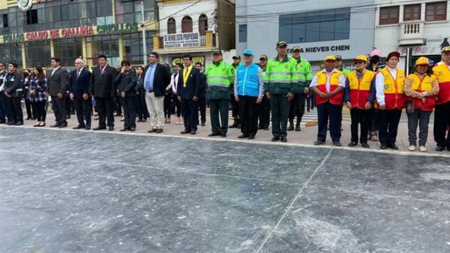 Ceremonia protocolar de Izamiento de Banderas en nuestra Plaza de Armas