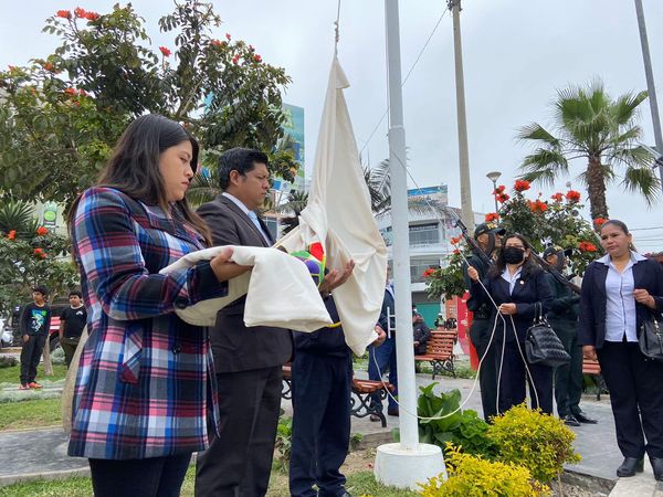 Ceremonia protocolar de Izamiento de Banderas en nuestra Plaza de Armas