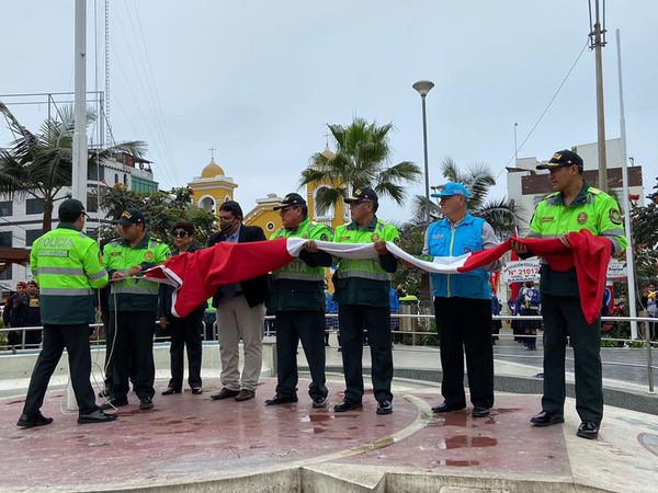 Ceremonia protocolar de Izamiento de Banderas en nuestra Plaza de Armas