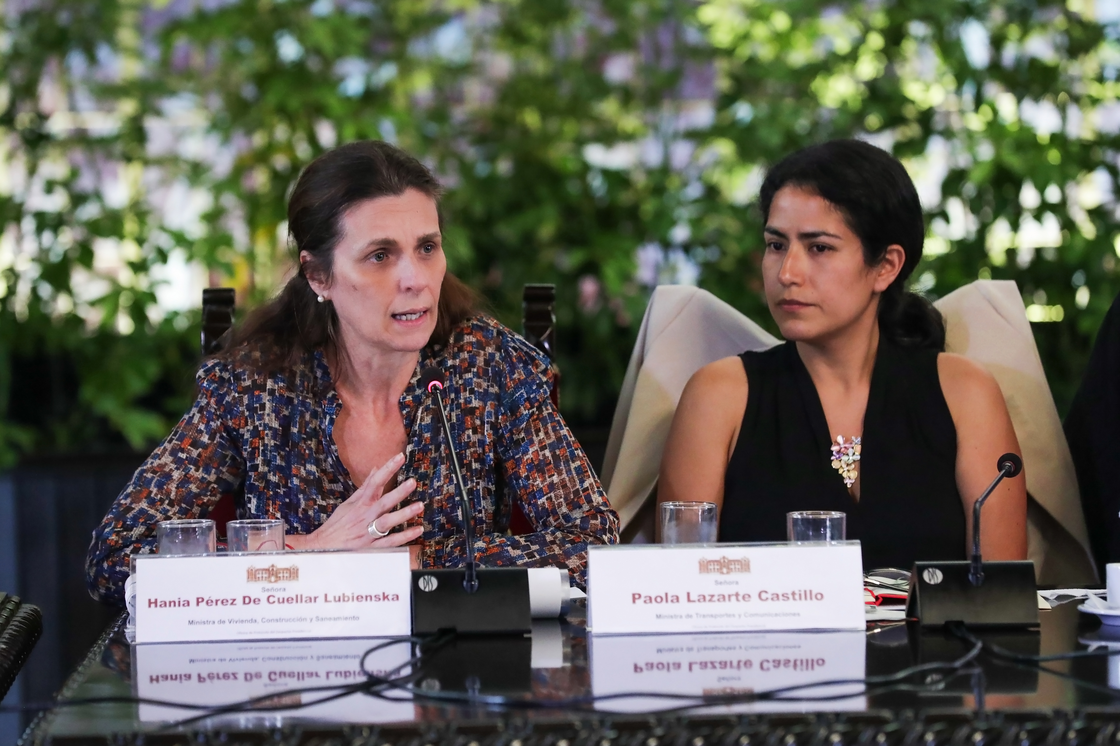 Ministra de Vivienda interviene en reunión con autoridades.