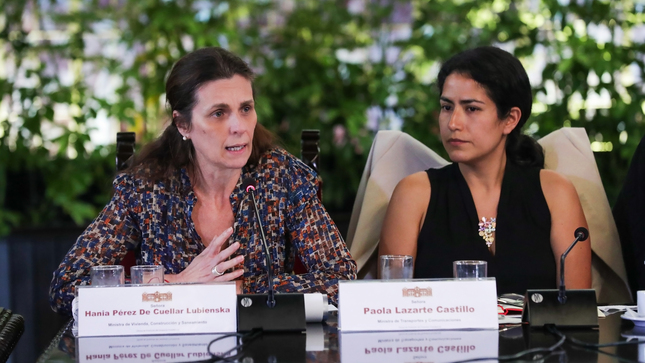Ministra de Vivienda interviene en reunión con autoridades.