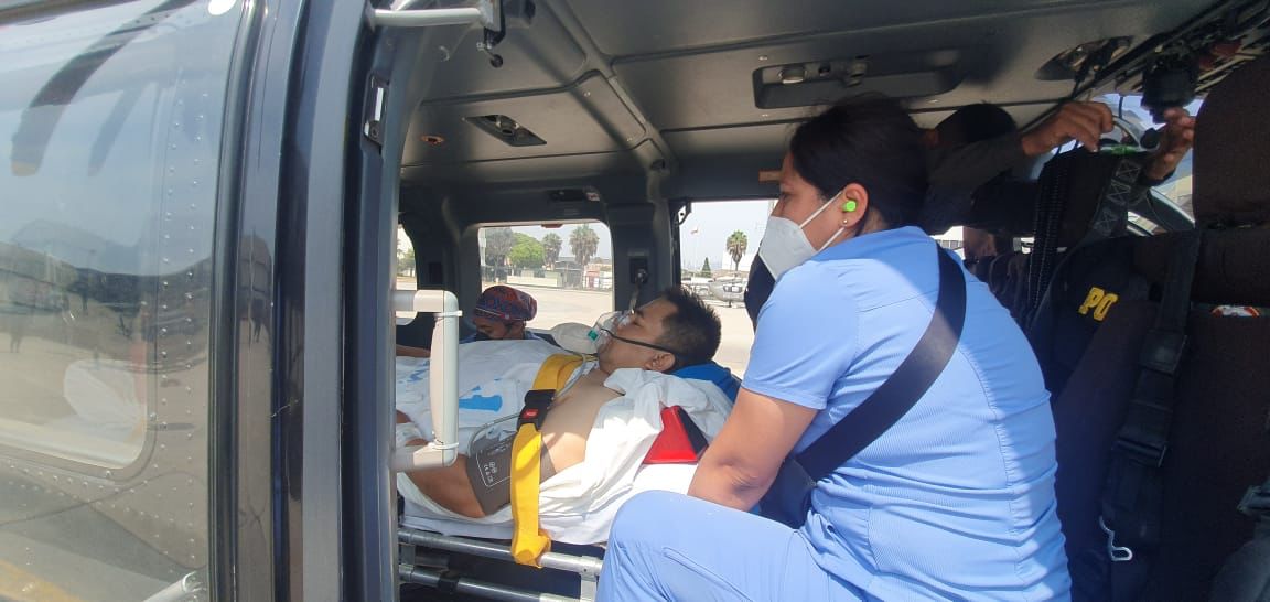 Policía es traído en helicóptero al Hospital Nacional PNP