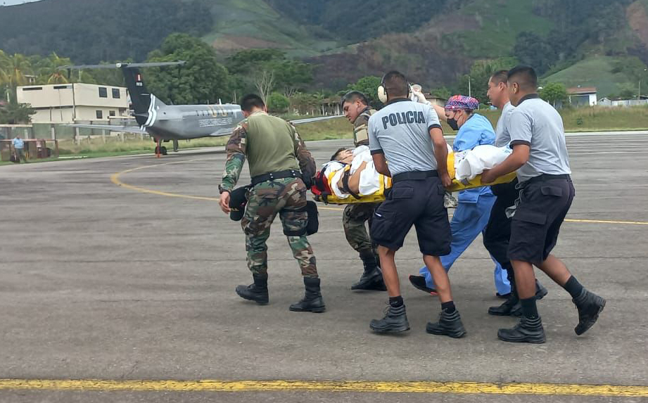 Policías en Junín llevan a su compañero a un avión para trasladarlo a Lima