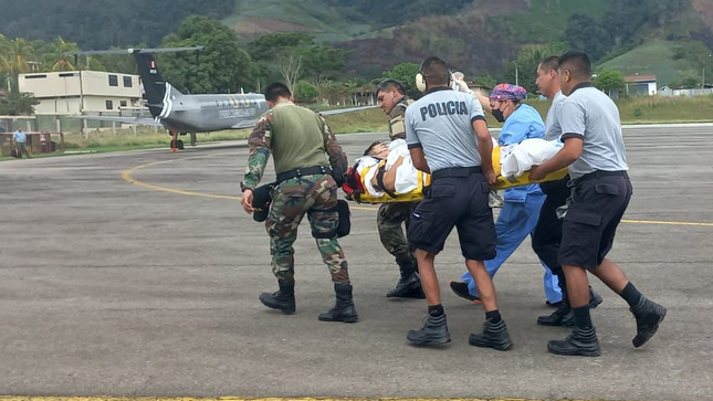Policías en Junín llevan a su compañero a un avión para trasladarlo a Lima