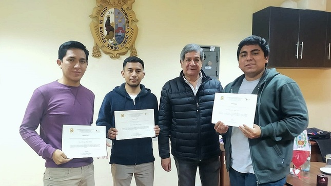 Giulio Apolaya  junto con compañeros de universidad y un empresario que los reconoció por un proyecto que realizaron a su compañía.