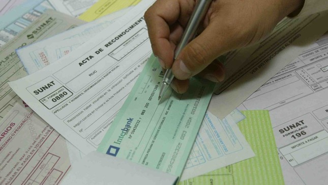 Imagen de cheques y facturas