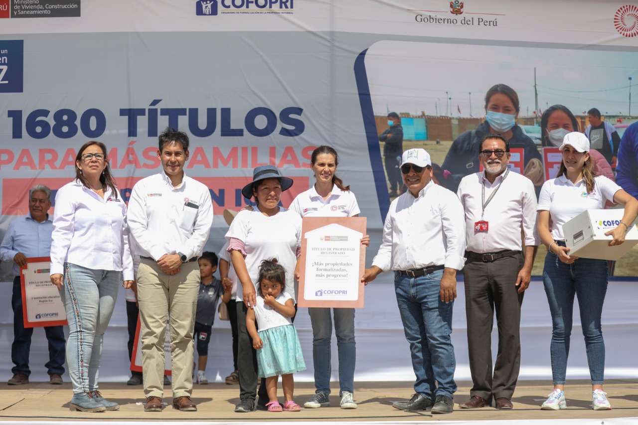 Beneficiaria recibe título de propiedad