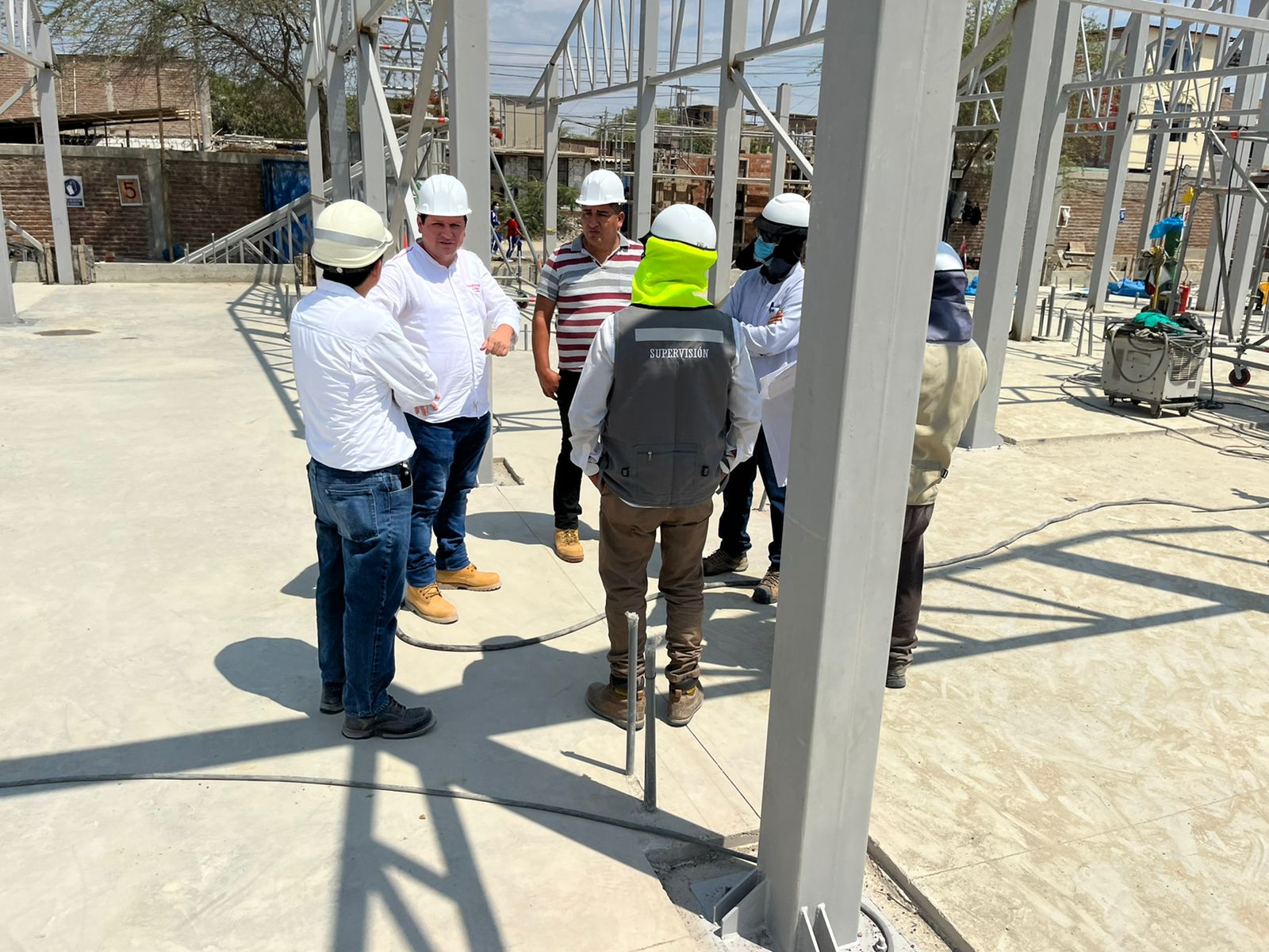 Gobernador inspecciona construcción del C.S Tacalá-Castilla