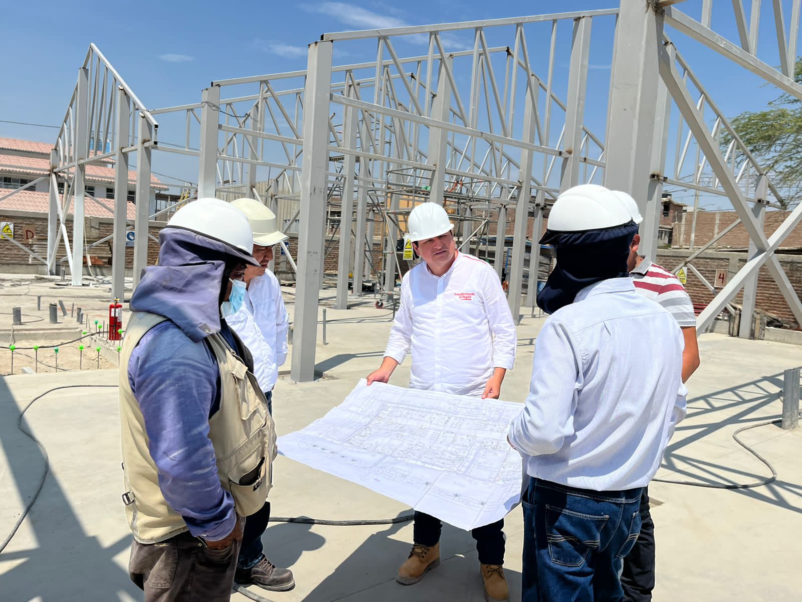 Gobernador inspecciona construcción del C.S Tacalá-Castilla