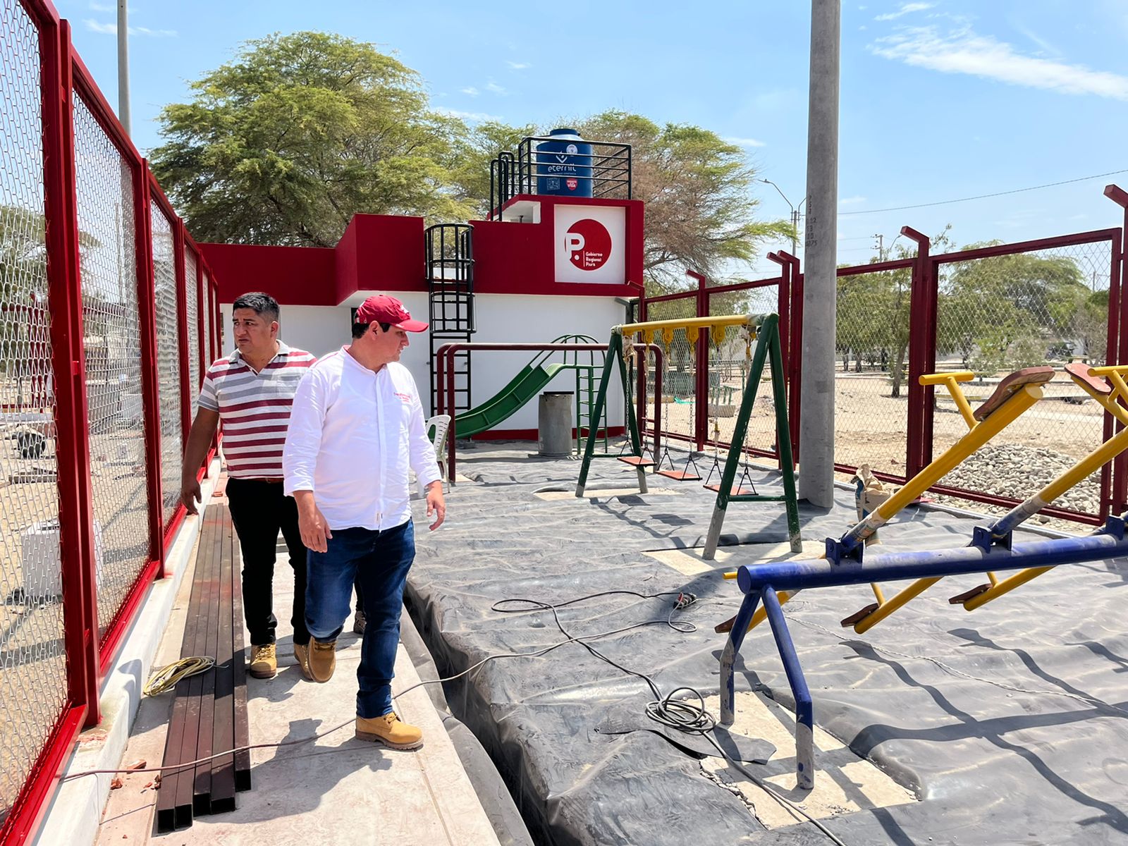 Gobernador verifica avance del polideportivo del A.H. Los Almendros
