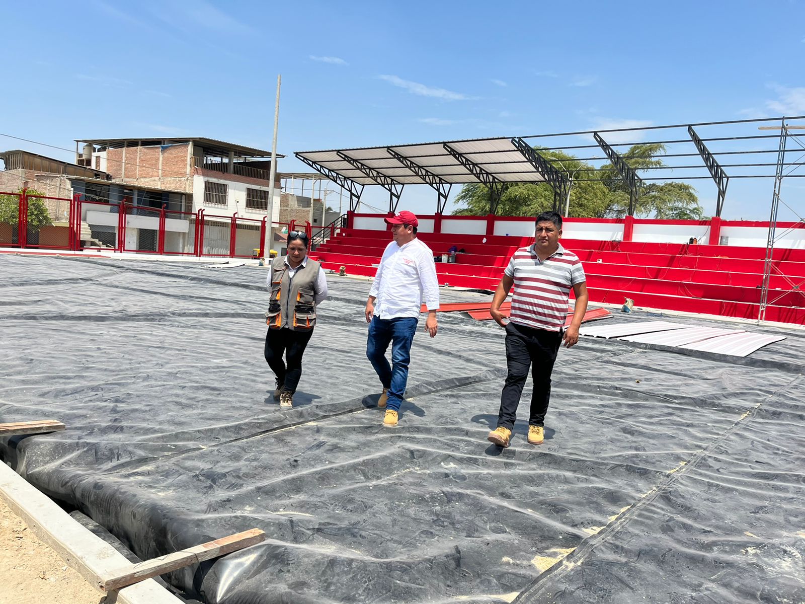 Gobernador verifica avance del polideportivo del A.H. Los Almendros