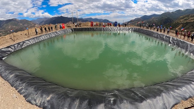 Construcción de seis reservorios para cosecha de agua, permite que más de 200 familias rurales rieguen sus parcelas y mejoren actividades agropecuarias