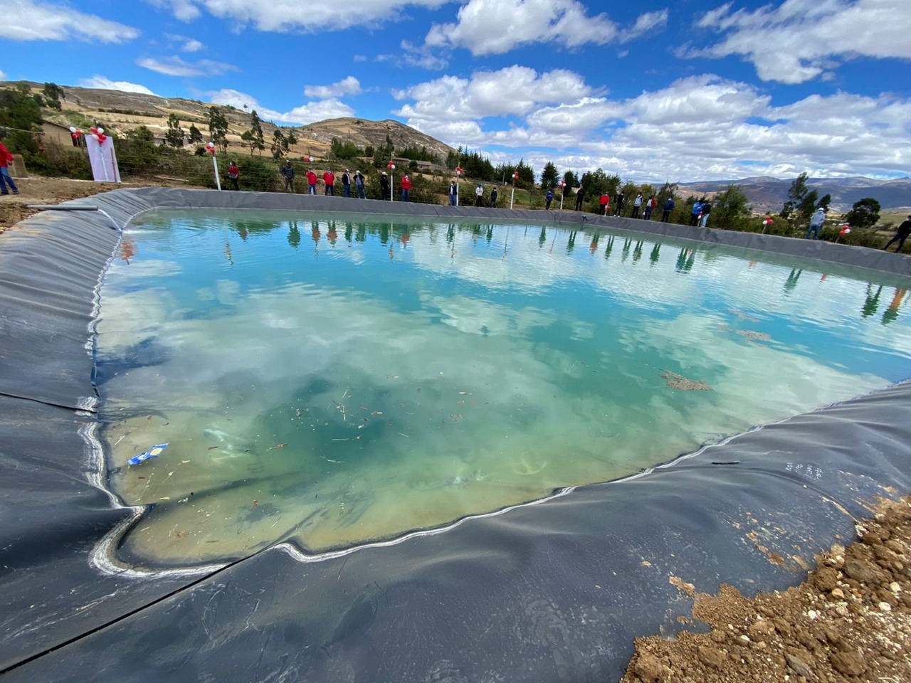 Construcción de seis reservorios para cosecha de agua, permite que más de 200 familias rurales rieguen sus parcelas y mejoren actividades agropecuarias