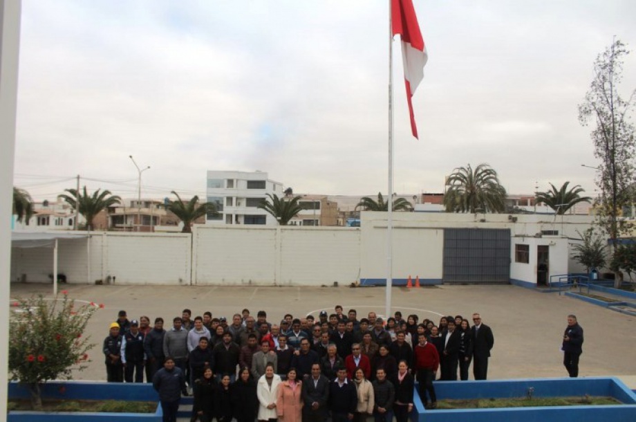 El personal del Proyecto Especial Tacna rindió homenaje a la bandera