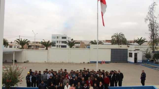 El personal del Proyecto Especial Tacna rindió homenaje a la bandera