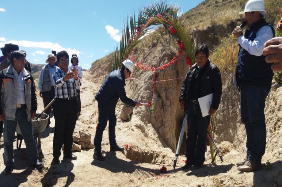 Con gran algarabía se realizó colocación de primera piedra para construcción de canal Chiquitoma-Calleraco