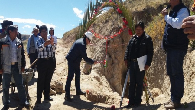 Con gran algarabía se realizó colocación de primera piedra para construcción de canal Chiquitoma-Calleraco