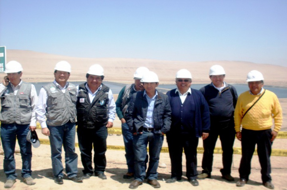 Gerente del PET muestra la construcción de dos reservorios en Cerro Blanco a Viceministro de Agricultura