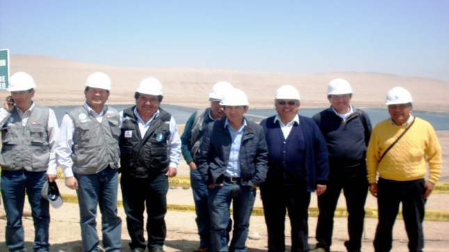 Gerente del PET muestra la construcción de dos reservorios en Cerro Blanco a Viceministro de Agricultura