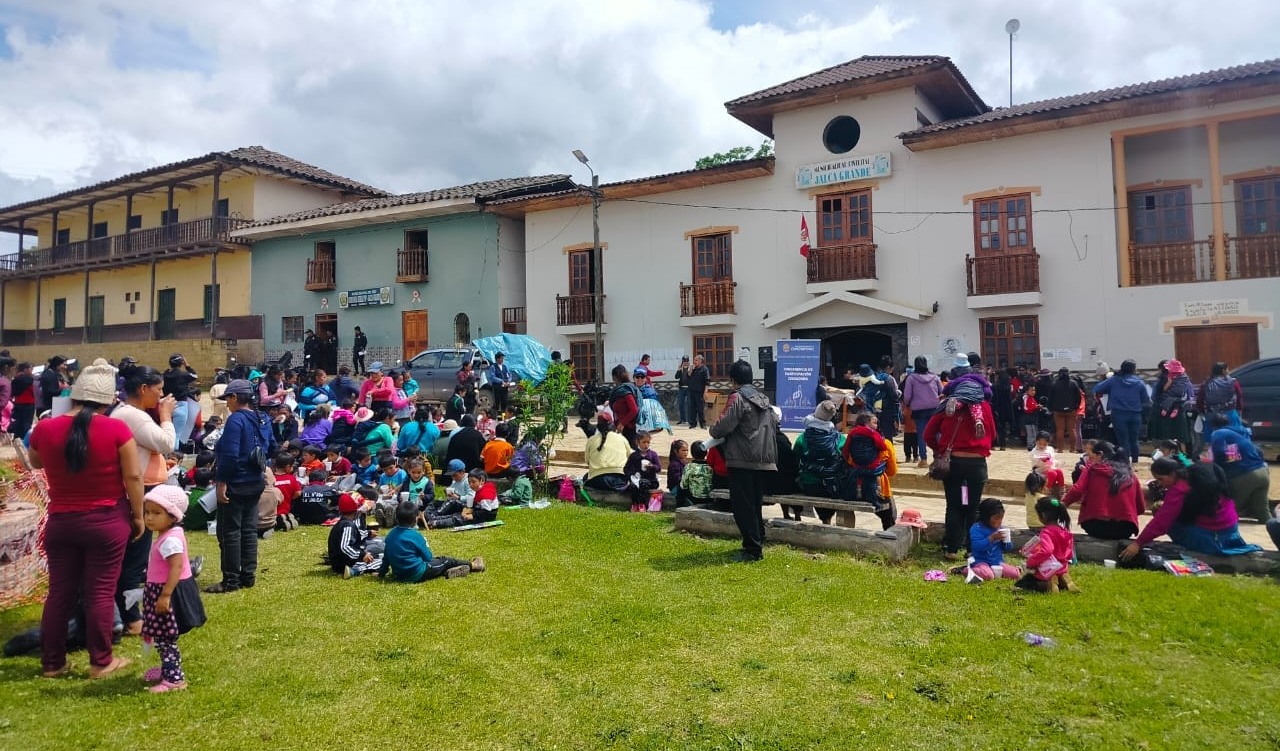 Chocolatada navideña "Compartamos juntos la magia de la Navidad" sigue llegando a más pueblos de Chachapoyas