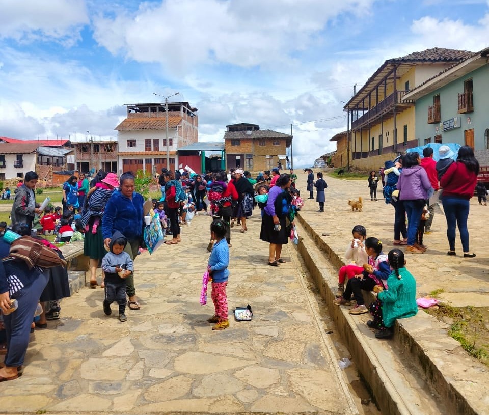 Chocolatada navideña "Compartamos juntos la magia de la Navidad" sigue llegando a más pueblos de Chachapoyas