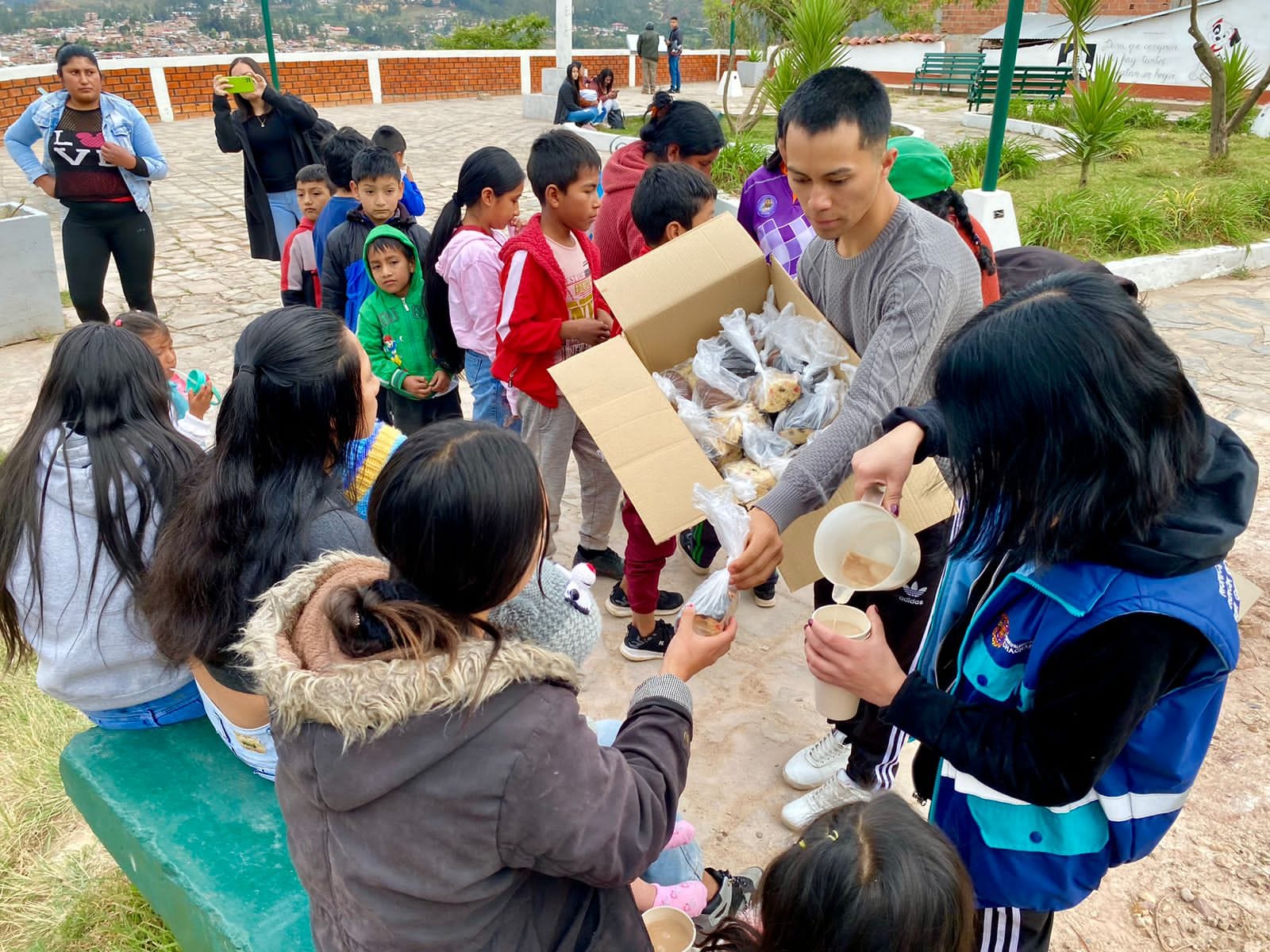 Chocolatada navideña "Compartamos juntos la magia de la Navidad" llegó a barrios populares de Chachapoyas