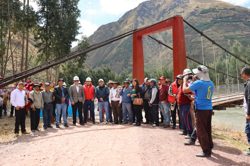 El Gobierno Regional del Cusco a través de la Gerencia Regional de Transportes y Comunicaciones, inició la construcción del puente carrozable Paroccan en el distrito de Urcos (Quispicanchi) con una inversión superior a los 5 millones de soles para beneficiar a más de 1100 familias.