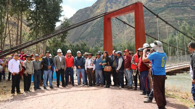 El Gobierno Regional del Cusco a través de la Gerencia Regional de Transportes y Comunicaciones, inició la construcción del puente carrozable Paroccan en el distrito de Urcos (Quispicanchi) con una inversión superior a los 5 millones de soles para beneficiar a más de 1100 familias. 