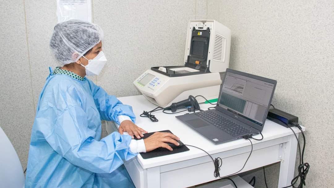 Diris Lima norte y el INS inauguran innovador Laboratorio Molecular para detectar la covid-19