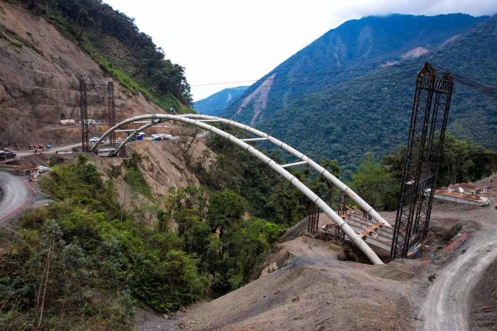 La construcción del puente Rocotales, situado en el distrito de Kosñipata