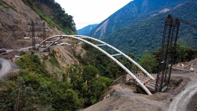 La construcción del puente Rocotales, situado en el distrito de Kosñipata
