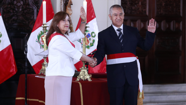 El general en retiro de la Policía Nacional del Perú (PNP) Víctor Eduardo Rojas Herrera juró hoy al cargo de ministro del Interior, en una ceremonia que se llevó a cabo en Palacio de Gobierno.
Rojas Herrera se convierte en el segundo ministro en asumir la cartera del sector Interior durante el gobierno de la presidenta de la República, Dina Boluarte, desde que asumió su mandato el pasado 7 de diciembre. 
El flamante titular del sector Interior nació en Chachapoyas, región Amazonas, y hasta hoy se desempeñaba como jefe de la Intendencia IV Oriente de la Superintendencia Nacional de Control de Servicios de Seguridad, Armas, Municiones y Explosivos de Uso Civil (Sucamec). Anteriormente, también ocupó el cargo de gerente de Control y Fiscalización en esta entidad adscrita al Ministerio del Interior (Mininter).
El nuevo ministro tiene un título profesional en Administración de la Escuela de Oficiales de la PNP. Además, cuenta con estudios de posgrado en Administración de Negocios de la Escuela Superior de Administración (Esan).
También cursó un diplomado en Gestión Pública y Orden Interno en la Universidad San Martín de Porres; y tiene un título profesional en Educación por la Universidad Privada de Chimbote.
Como oficial de la Policía Nacional, Rojas Herrera fue jefe de las regiones policiales de Arequipa, Ayacucho y Cajamarca. Del mismo modo, se desempeñó como director de Inteligencia de la PNP, jefe de Estado Mayor de la Dirección de Inteligencia de la PNP; así como jefe de administración de la Dirección de Recursos Humanos de la institución.
De igual manera, durante su ascendente carrera de oficial asumió la jefatura de la Unidad Antisubversiva “Los Sinchis” de Mazamari, en la región Junín, para lo cual llevó cursos especializados de contrasubversión, paracaidismo y análisis en inteligencia policial. 
También fue jefe de la Unidad de Búsqueda de la Región Policial Lima y se desempeñó como comisario de La Victoria y de la Comisaría de Mujeres de Monserrat, en el Cercado de Lima. 
Como parte de su legajo personal, Rojas Herrera recibió un reconocimiento al mérito por su participación en una exitosa intervención policial de manos del expresidente Alejandro Toledo. 
El nuevo ministro del Interior reemplaza al Tnte. Gral. PNP (r) César Cervantes, quien renunció al cargo. 
